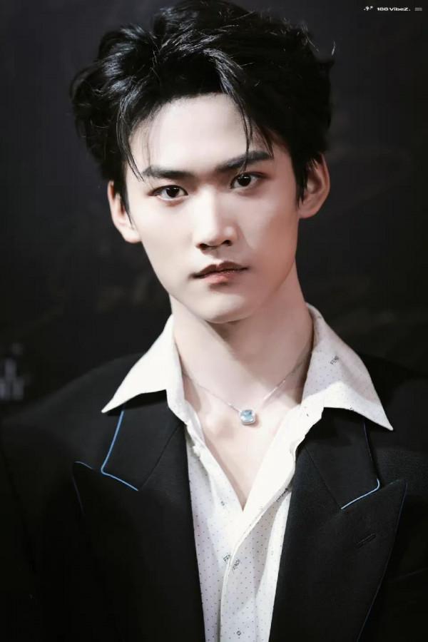 鳳凰網時尚之選：陳數、許佳琪、李若彤、尼坤、袁冰妍、INTO1