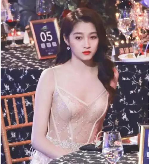 關曉彤穿金色吊帶裙出席，秀髮披肩氣質超棒，網友：太美了