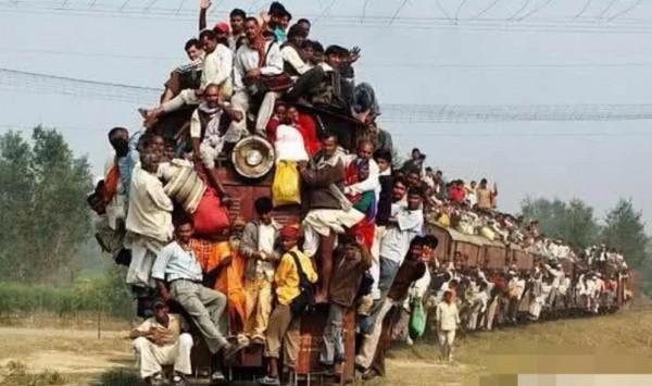 這就是掛在火車上出行的印度人嗎？