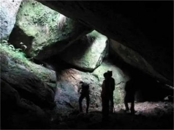 1995年，四川一山丘常年寒氣逼人，考古隊趕來查探