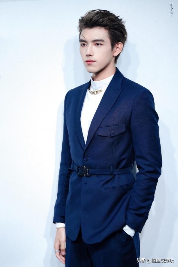 21歲的陳飛宇西裝造型好帥氣，梳大背頭宛如貴公子，側顏好迷人