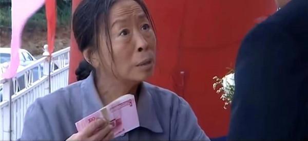 一邊看一邊罵，被媽媽們搶遙控器的“苦情劇”，看得那叫一個憋屈