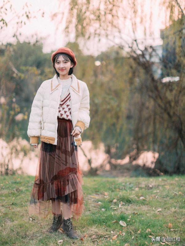 肉色打底褲怎麼穿才不土氣？試試這幾種搭配方式，優雅顯瘦又時髦