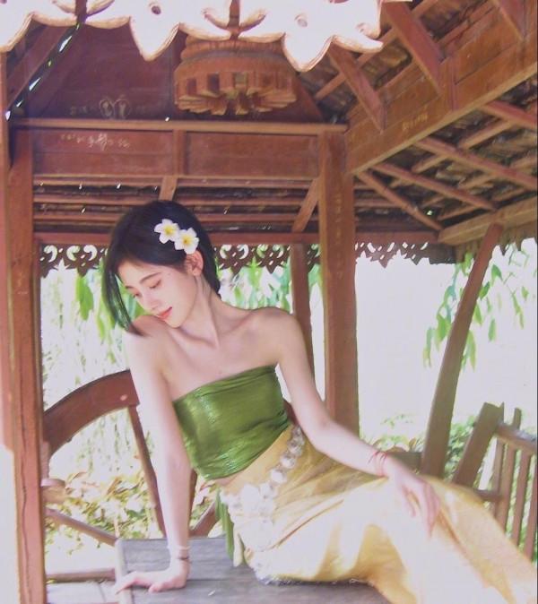 鞠婧禕扮嫩真有一套，穿著少數民族的服飾，像“叢林精靈”一樣