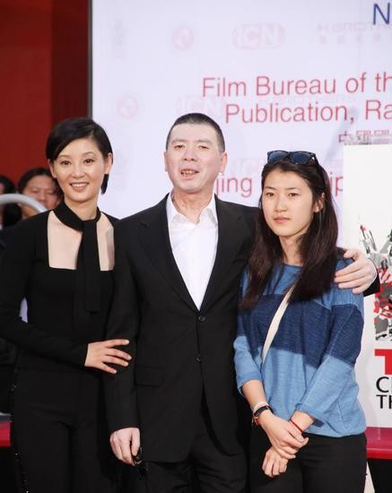 徐帆：處處忍讓馮小剛，23年不生孩子，養女和繼女把她當親媽孝順