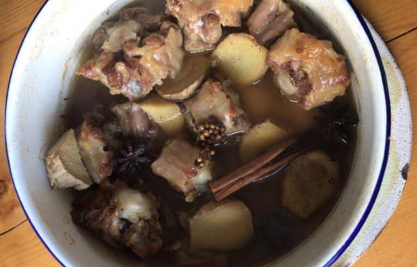 德國媽媽引爭議，不喂兒子蔬菜，只給吃肉和內臟，還是生的