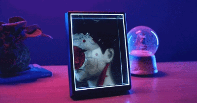 這個&OpenCurlyDoubleQuote;相框&rdquo;竟然是個全息3D顯示器，立體感十足，太酷了