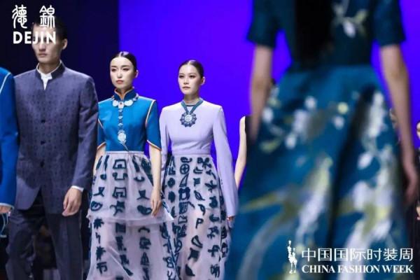 驚豔！聽障孿生姐妹手工刺繡作品登上中國時裝週舞臺