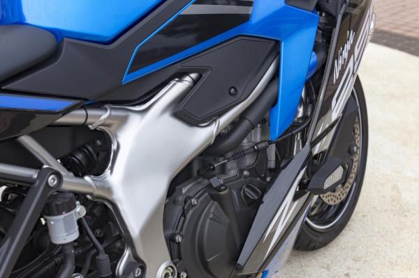 舊時代的本田CBR250RR與新時代的川崎ZX25R摩托車對決測評