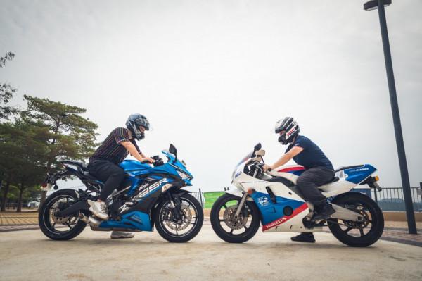 舊時代的本田CBR250RR與新時代的川崎ZX25R摩托車對決測評