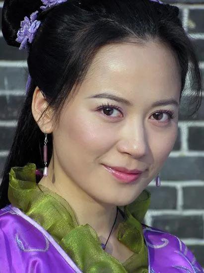 俞飛鴻身輕如燕，踏雪無痕，欣賞雪景太美了