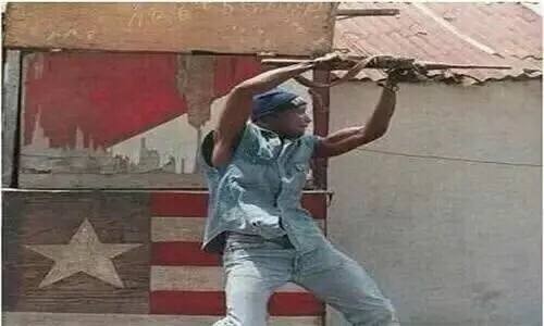 來看非洲人奇葩射擊姿勢，將AK高舉頭頂，幾萬發子彈打不死人