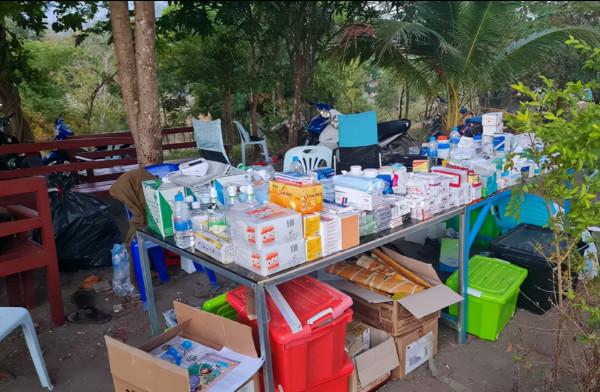 緬甸妙瓦底難民營，炮彈掉落瞬間，伴隨著尖叫聲，難民四散逃開