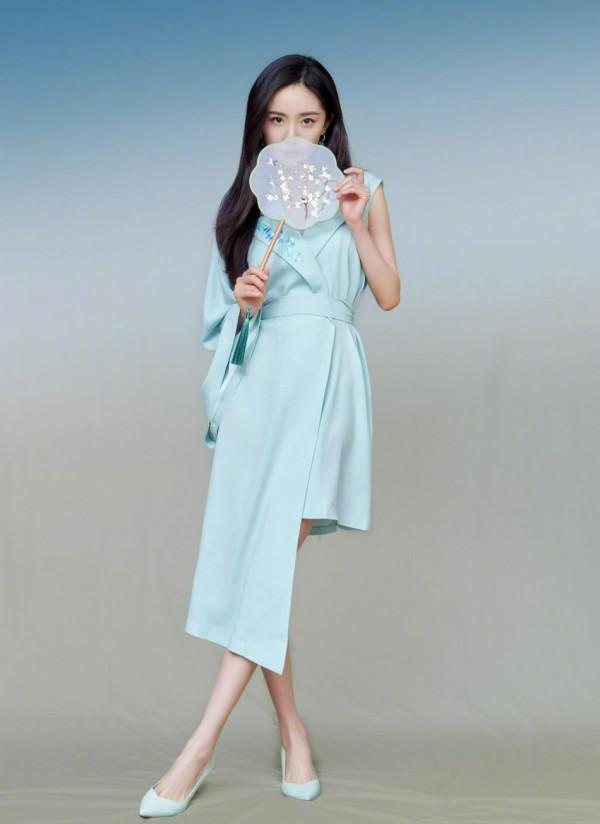 楊冪國風新造型溫婉可人 手拿團扇半遮面美翻了 楊冪國風新造型溫婉可人 手拿團扇半遮面美翻了