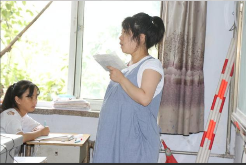 女教師懷孕坐著講課，卻遭到校長點名批評，家長聽到後霸氣回懟