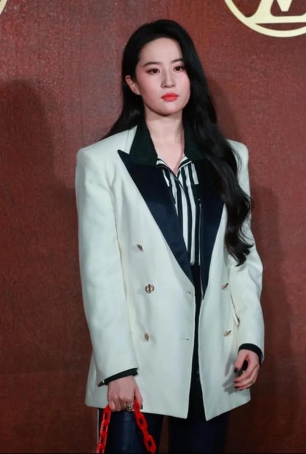 34歲的劉亦菲這顏值絕了