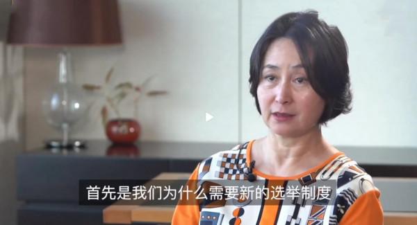 59歲何超瓊近照，穿橘色拼接衫面板白皙，同歲前夫卻拄著柺杖顯齡