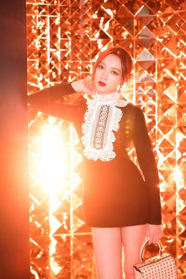 ​黑白色系連衣裙學孟佳穿,作為內搭優雅又別緻,冬季凹造型nice ​黑白色系連衣裙學孟佳穿,作為內搭優雅又別緻,冬季凹造型nice