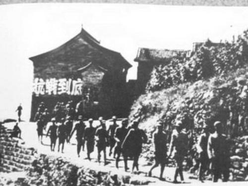 授勳結束，臺下還有一個人，周總理忙上前詢問，答：沒念我的名字