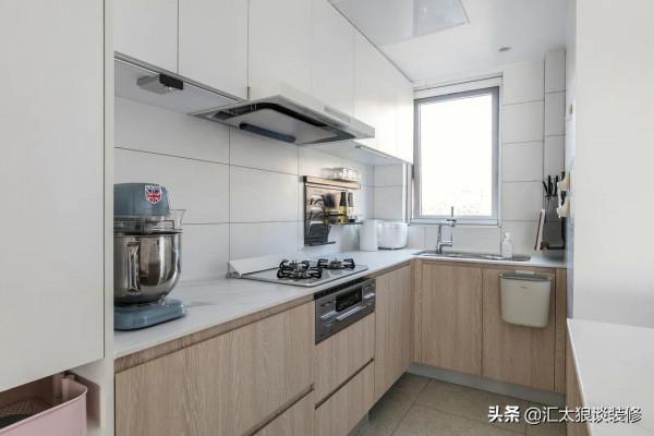 進門就被她家的裝修吸引,乾淨大氣溫暖,電視牆和陽臺很值得參考 進門就被她家的裝修吸引,乾淨大氣溫暖,電視牆和陽臺很值得參考