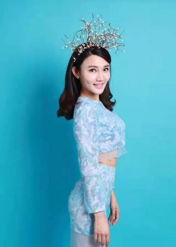 央視《詩詞大會》主持人龍洋驚豔寫真集 央視《詩詞大會》主持人龍洋驚豔寫真集