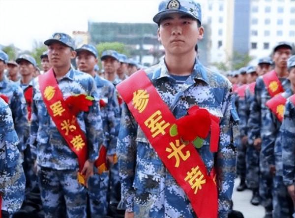 大學生應徵退伍後，選擇公務員編制好，還是50萬退伍費更吃香？