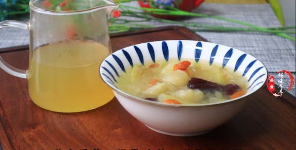 秋冬季容易上火咳嗽，分享一道小吊梨湯，我家一週喝6次，真舒服