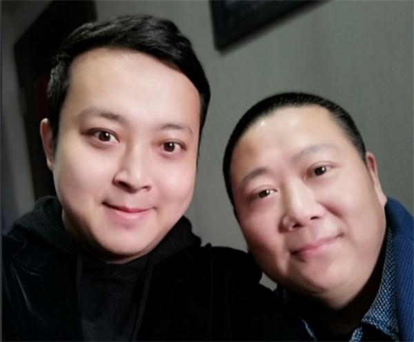 6年前主持人佟瑤在河邊溺水而亡，葬禮上哭到昏厥的丈夫今怎樣？