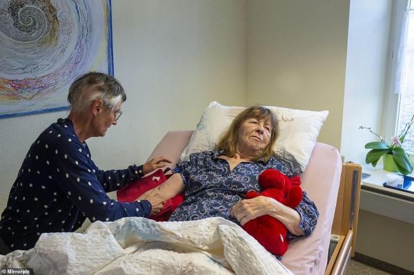 76歲兒童作家前往瑞士安樂死，在歌聲中安詳“睡去”