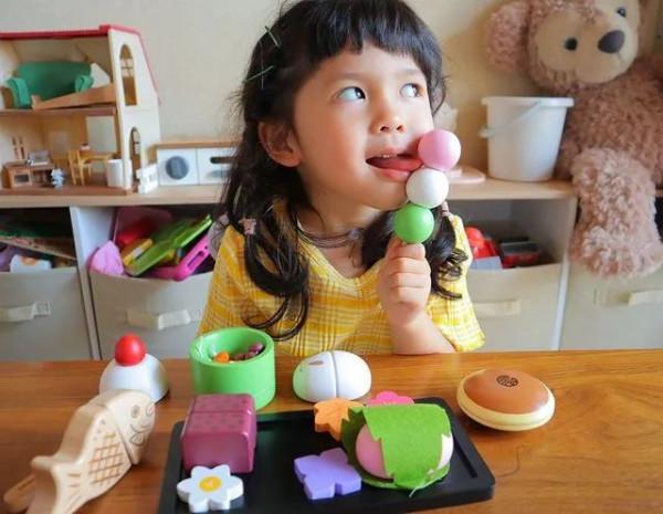 日本“紙箱寶寶”長大了！看過她爸媽的照片後，我酸了