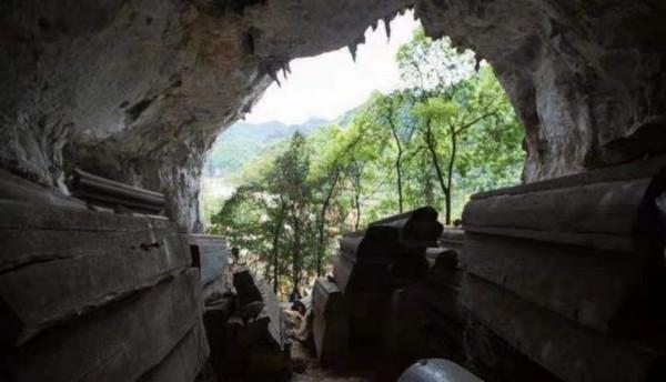 一位貴州守棺人:白天工地搬磚、晚上住山洞守棺,每月工資300元 一位貴州守棺人:白天工地搬磚、晚上住山洞守棺,每月工資300元