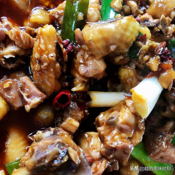 四川比蒼蠅館子還蒼蠅的店，靠一道菜屹立不倒，坐在路邊也吃得歡