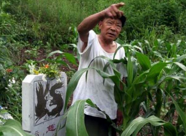 農婦為救300戰士冰河產子，司令苦尋恩人44年，她卻不敢相認