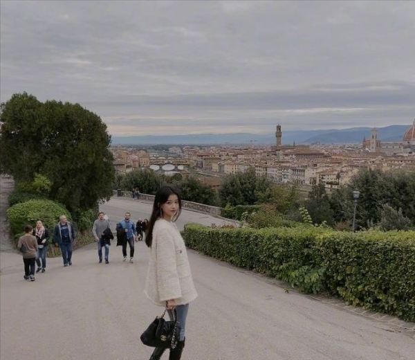 孫怡美得沒得說！穿小香風外套撞衫韓國名媛，身形氣質都碾壓