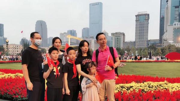 國慶長假第一天,成都天府廣場看升國旗,沒看到升旗手的颯爽英姿 國慶長假第一天,成都天府廣場看升國旗,沒看到升旗手的颯爽英姿