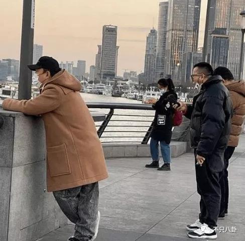 黃渤和女經紀人這個碰胳膊的動作，嚇壞大家了......