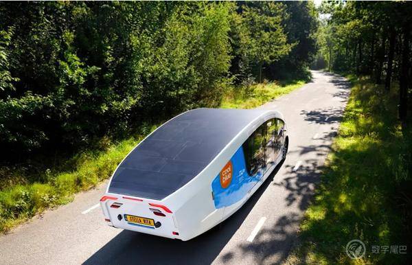 不用充電一天跑 730 公里！全球首款太陽能電動房車問世