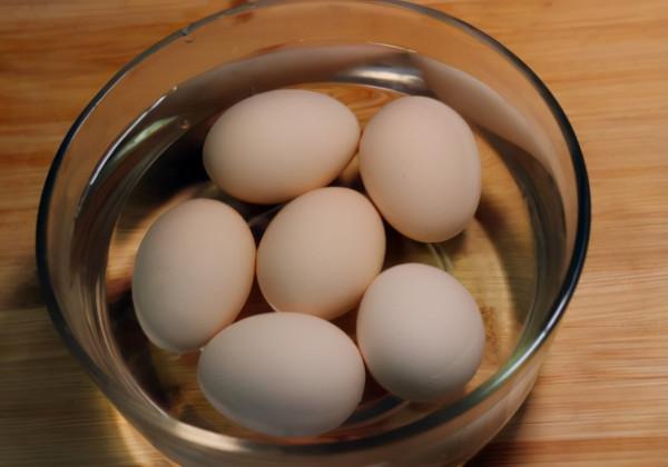 煮雞蛋時,不能只用清水!多加這2步,煮出的雞蛋又香又嫩好剝殼 煮雞蛋時,不能只用清水!多加這2步,煮出的雞蛋又香又嫩好剝殼