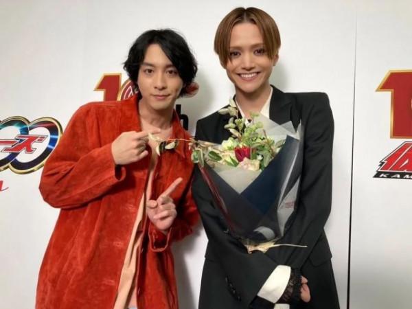 假面騎士：映司在宣傳現場為Ankh慶生，戲裡戲外都是一對好友