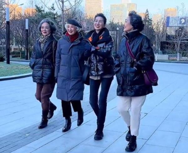 黑色羽絨服怎麼就土氣了？學70歲奶奶們這樣穿，配短靴顯高還時髦