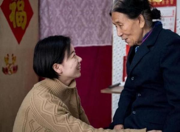 老人收養殘疾女孩25年,撿廢品供她上學,如今是國家二級運動員 老人收養殘疾女孩25年,撿廢品供她上學,如今是國家二級運動員