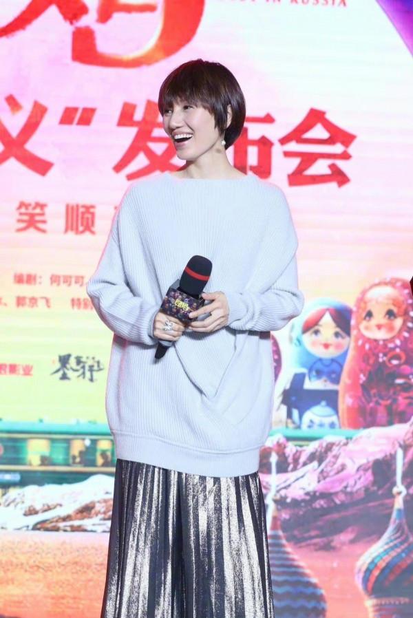 袁泉又穿出了70後女人想要的高階感，駝色大衣配半身裙，優雅自信