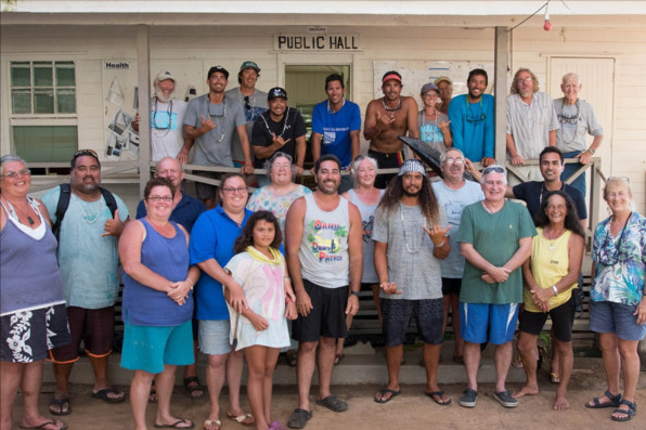 9個英國兵叛逃孤島，聯合土著女人消滅土著男人，孕育出罪惡習俗