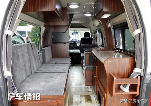 新款豐田房車，麵包車外觀不到5米長省油好開，3口人旅行也能住下