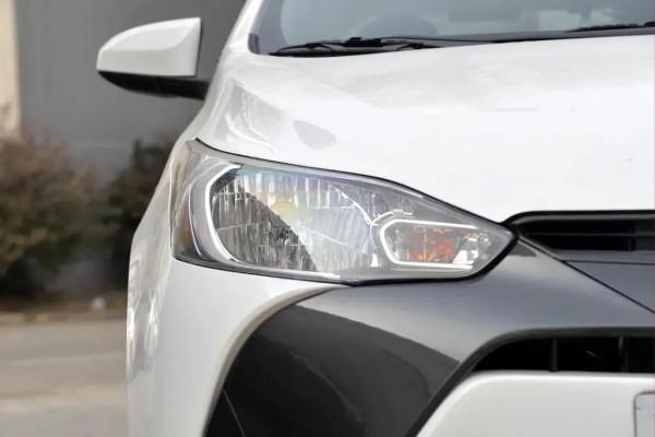 YARiS L 致炫行車燈一個亮一個不亮是什麼原因？
