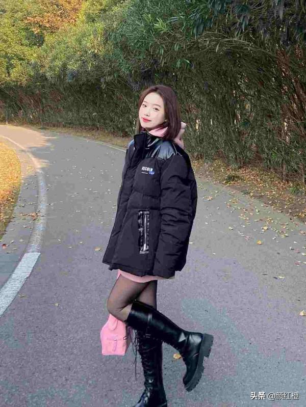 今年冬天穿衣流行“黑+粉”，酷炫瀟灑又不失溫柔感，誰穿誰美