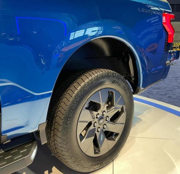 實拍福特F-150電動版，雙電機四驅佈局，新增400升前備箱