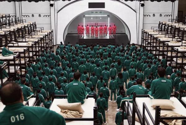 《魷魚遊戲》中的反派老頭，如何保證自己不會死在遊戲中？