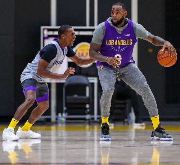 詹姆斯發文：為什麼有人要練不用的東西？球迷們都在cue西蒙斯