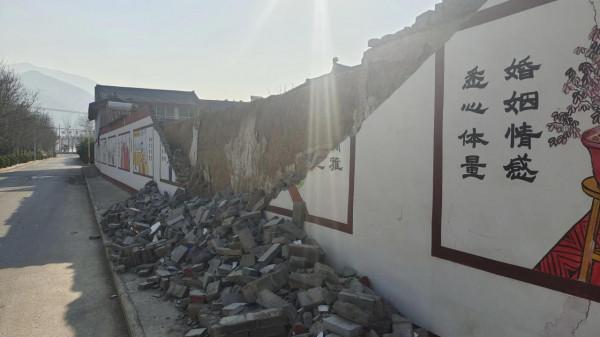 新農村遮醜牆倒塌,露出了黃土牆,打誰的臉,傷誰的心 新農村遮醜牆倒塌,露出了黃土牆,打誰的臉,傷誰的心